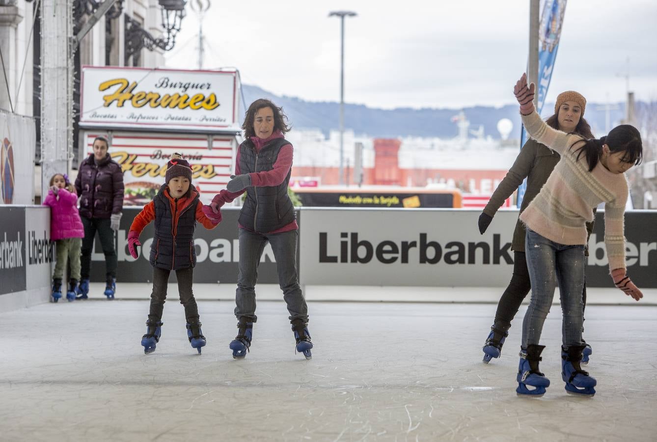 Abierta al público la pista de hielo de la Plaza Porticada