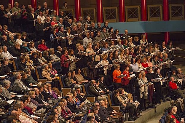 Las autoridades regionales y locales acudieron al concierto participativo impulsado por la Obra Social 'la Caixa'. 
