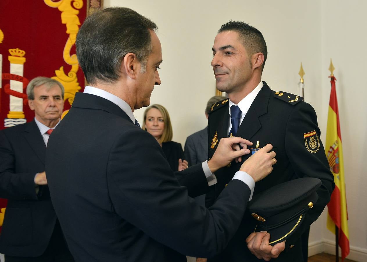 Imposición de medallas de la Orden del Mérito Civil a policías nacionales y guardias civiles