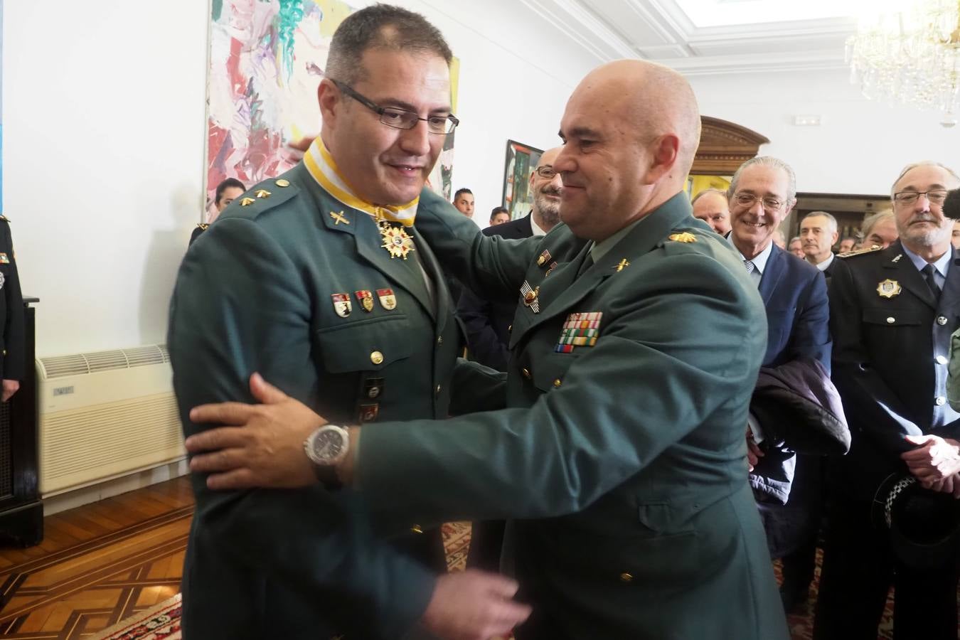 Imposición de medallas de la Orden del Mérito Civil a policías nacionales y guardias civiles