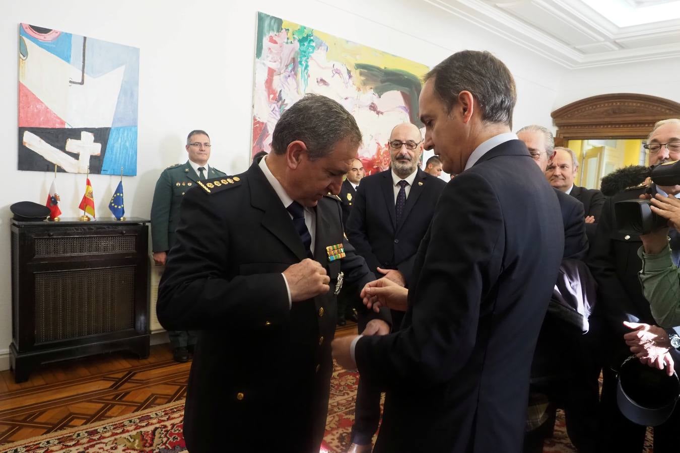 Imposición de medallas de la Orden del Mérito Civil a policías nacionales y guardias civiles