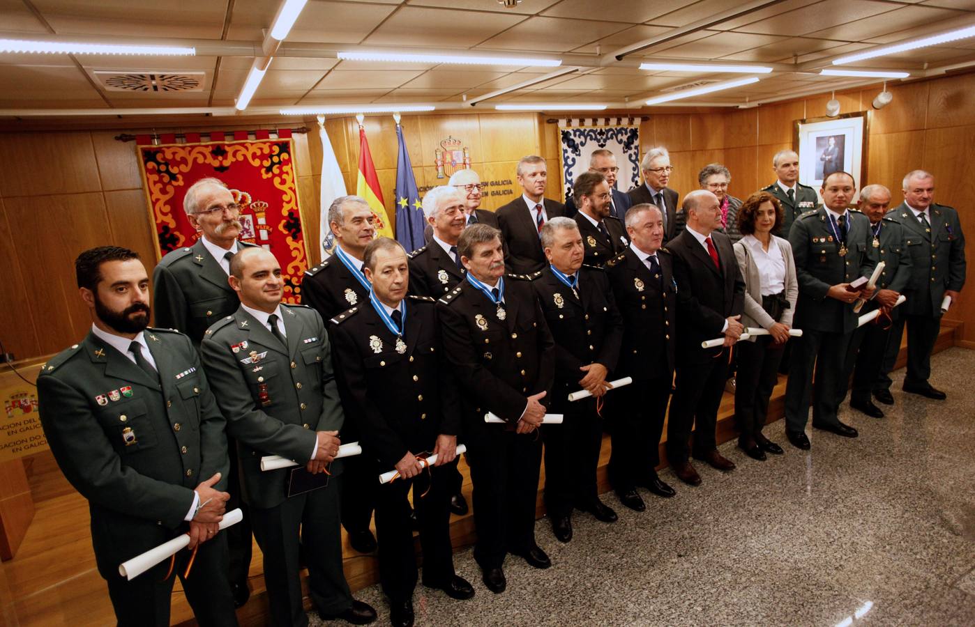 Imposición de medallas de la Orden del Mérito Civil a policías nacionales y guardias civiles