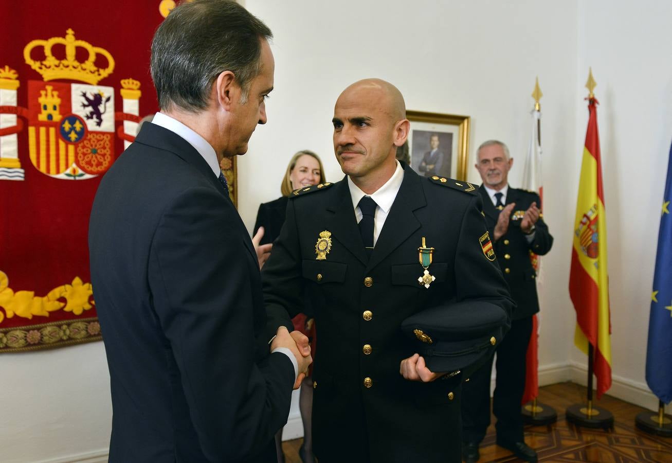 Imposición de medallas de la Orden del Mérito Civil a policías nacionales y guardias civiles