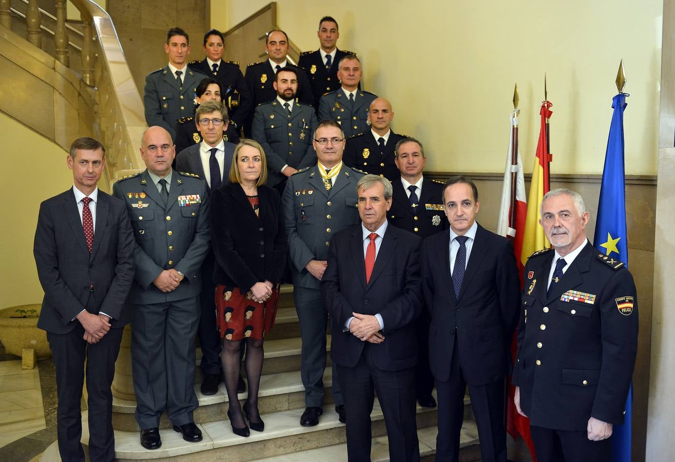 Imposición de medallas de la Orden del Mérito Civil a policías nacionales y guardias civiles