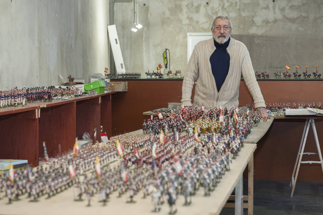 El santoñés, Miguel García Sedano, está creando más de 2000 figuras de los ejércitos de la época napelónica para una exposición en el Fuerte de San Martín 