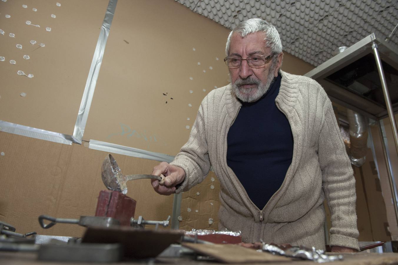 El santoñés, Miguel García Sedano, está creando más de 2000 figuras de los ejércitos de la época napelónica para una exposición en el Fuerte de San Martín 