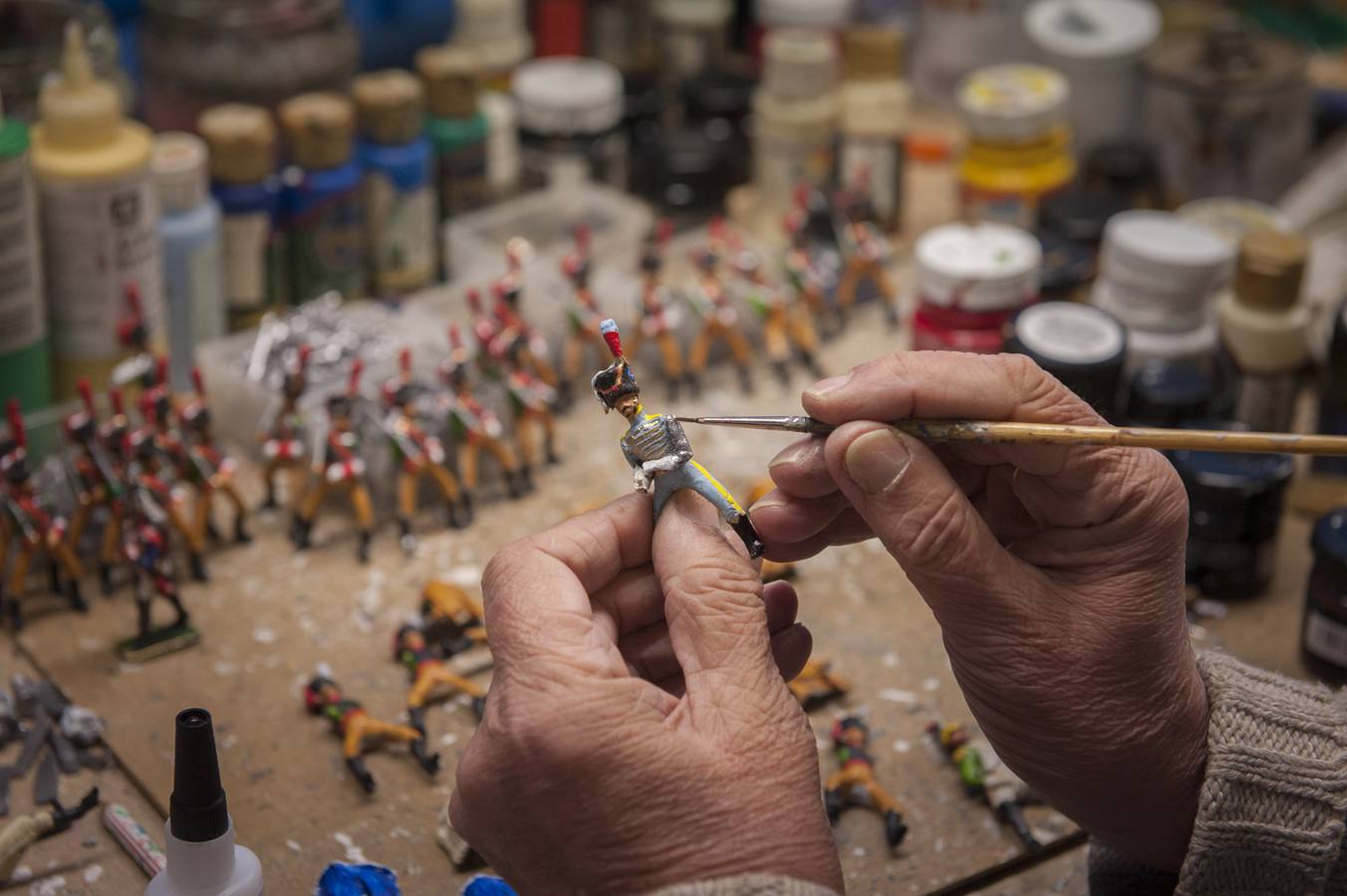 El santoñés, Miguel García Sedano, está creando más de 2000 figuras de los ejércitos de la época napelónica para una exposición en el Fuerte de San Martín 
