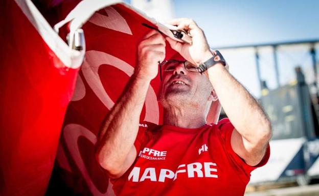 Toño Piris trabaja en una de las velas del ‘Mapfre’. 