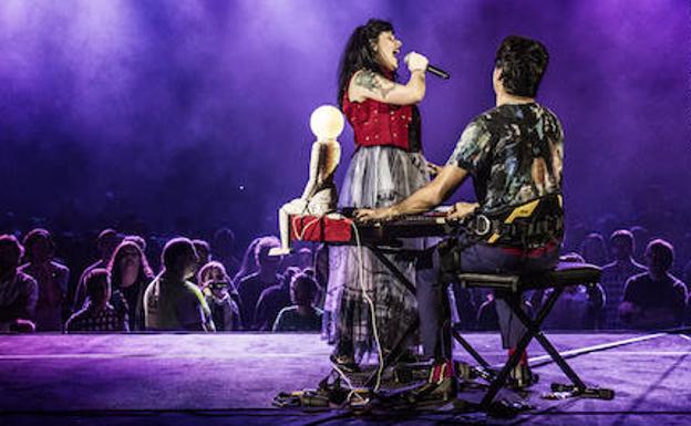 Foto de la banda en vivo en la mayor arena de conciertos en Portugal -MEO Arena- en la celebración de los 20 años de carrera. 