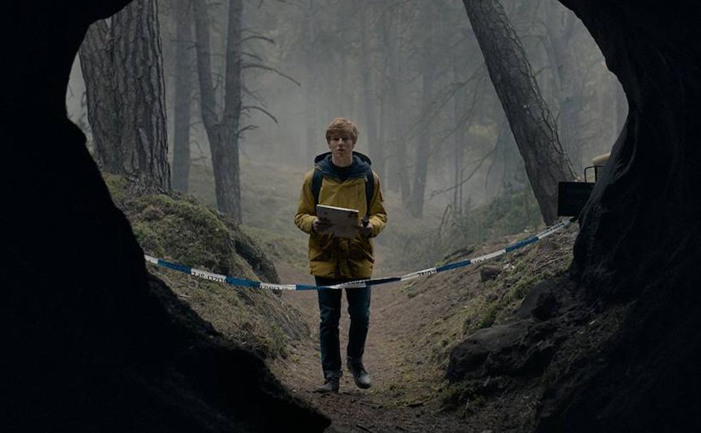 Louis Hofmann en una escena de 'Dark' (2017).