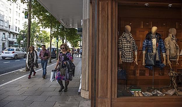 El comercio y sus escaparates son parte de los atractivos de las calles. En la imagen, la tienda Mundi, en Calvo Sotelo.