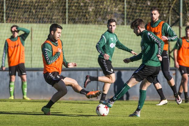 Miguel Gándara y Quique Rivero, que se postulan como titulares hoy, durante una sesión de entrenamiento. 