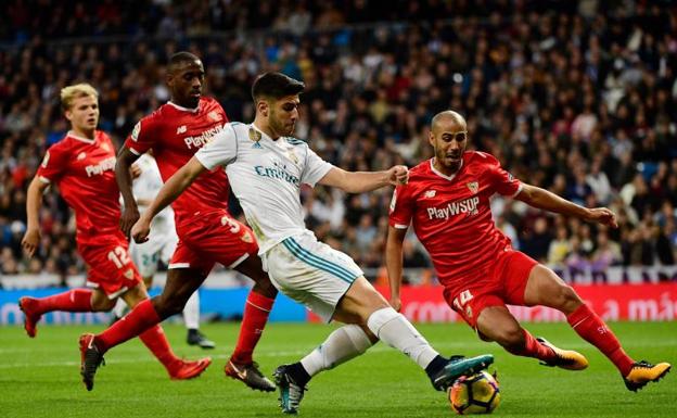 Marco Asensio, en una acción ante el Sevilla. 