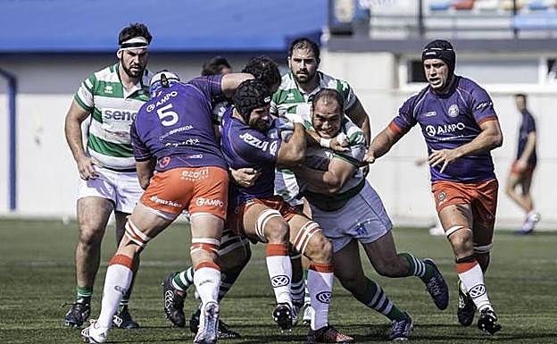 Mario Ottoño lleva el balón en el partido que el Senor jugó en San Román ante el Ordizia. 