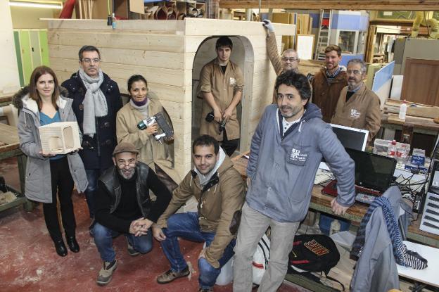 Parte del equipo de profesores, alumnos y Dirección del Ricardo Bernardo que se han volcado en el proyecto infantil de 'La Aldea del Talento' fundado por Rosa Poo.