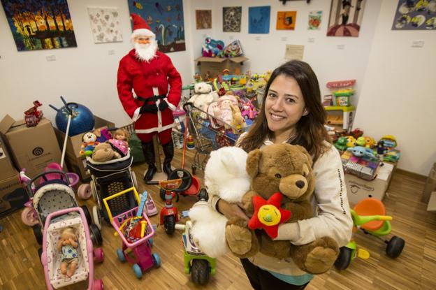 Cristina Lobato trabaja en la ludoteca del centro de Nueva Montaña, al que ya han llegado muchos juguetes. Si uno se fija encontrará a 'Mister Potato'. 