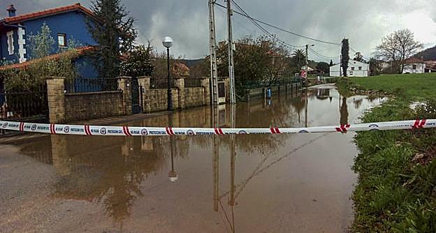 Protección Civil colocó cintas para evitar la circulación y el tránsito de peatones por la zona inundada. :: dm