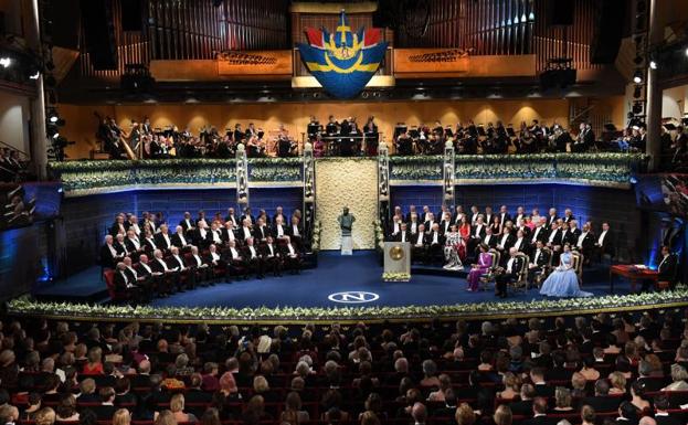 Los reyes de Suecia (d) presiden la ceremonia de entrega de los Premios Nobel en la Sala de Conciertos de Estocolmo.