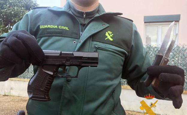 Pistola y cuchillos intervenidos al atracador el día del robo en Arenas de Iguña.