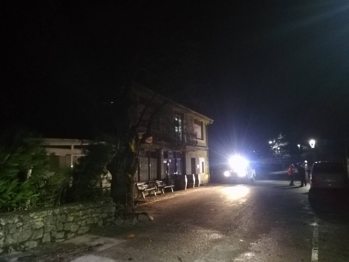 Un árbol cayó sobre la Cervecería Fuente de la Vega en Ramales