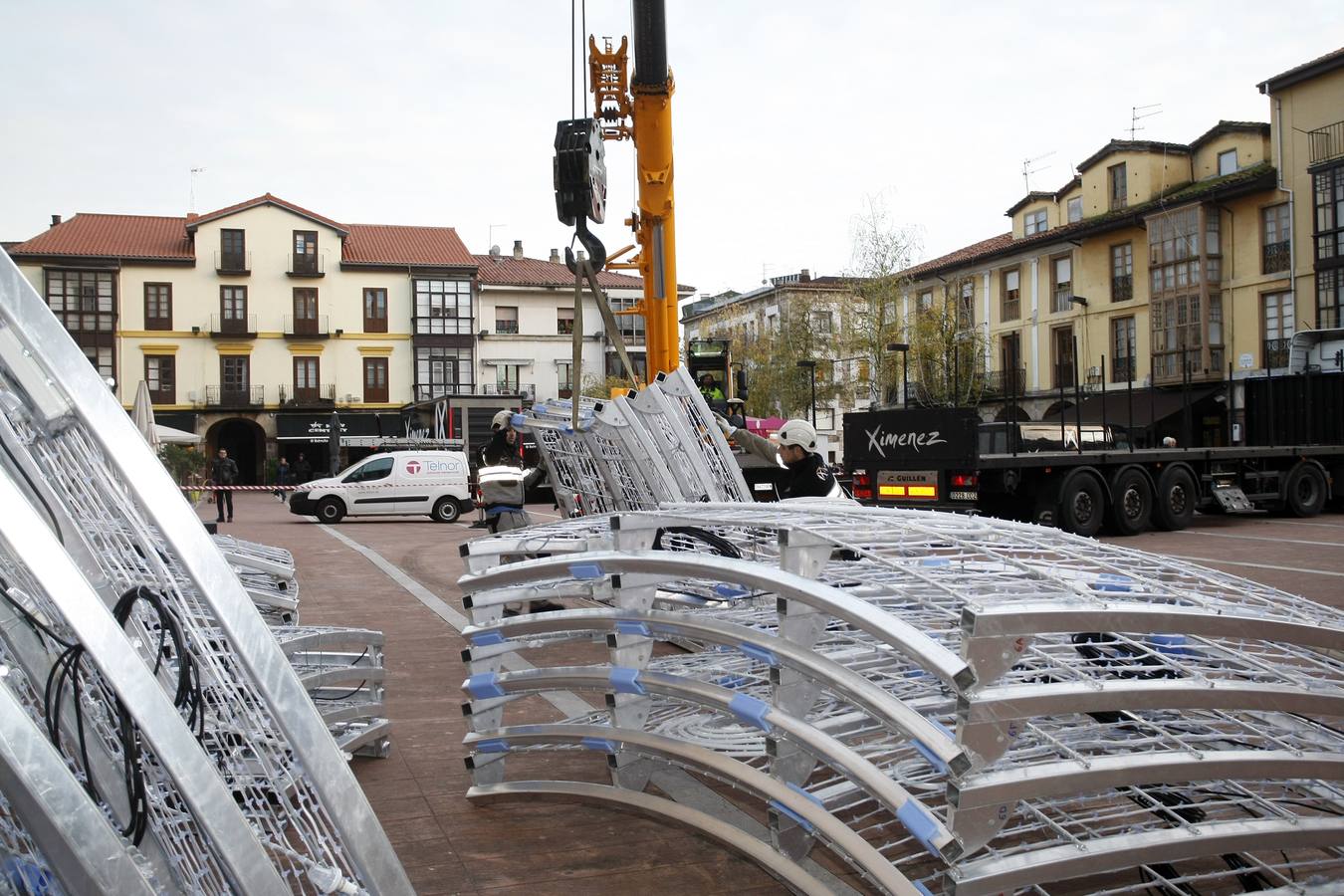 Un equipo de nueve personas comienza la instalación del polémico espectáculo navideñode luz y de sonido 