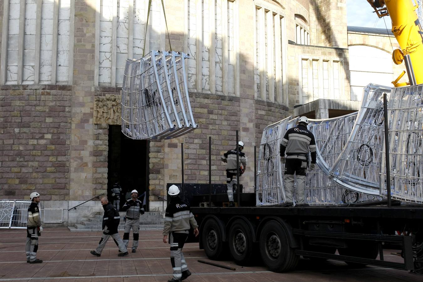 Un equipo de nueve personas comienza la instalación del polémico espectáculo navideñode luz y de sonido 