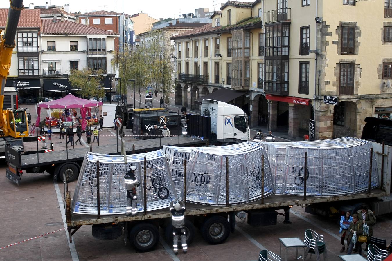 Un equipo de nueve personas comienza la instalación del polémico espectáculo navideñode luz y de sonido 