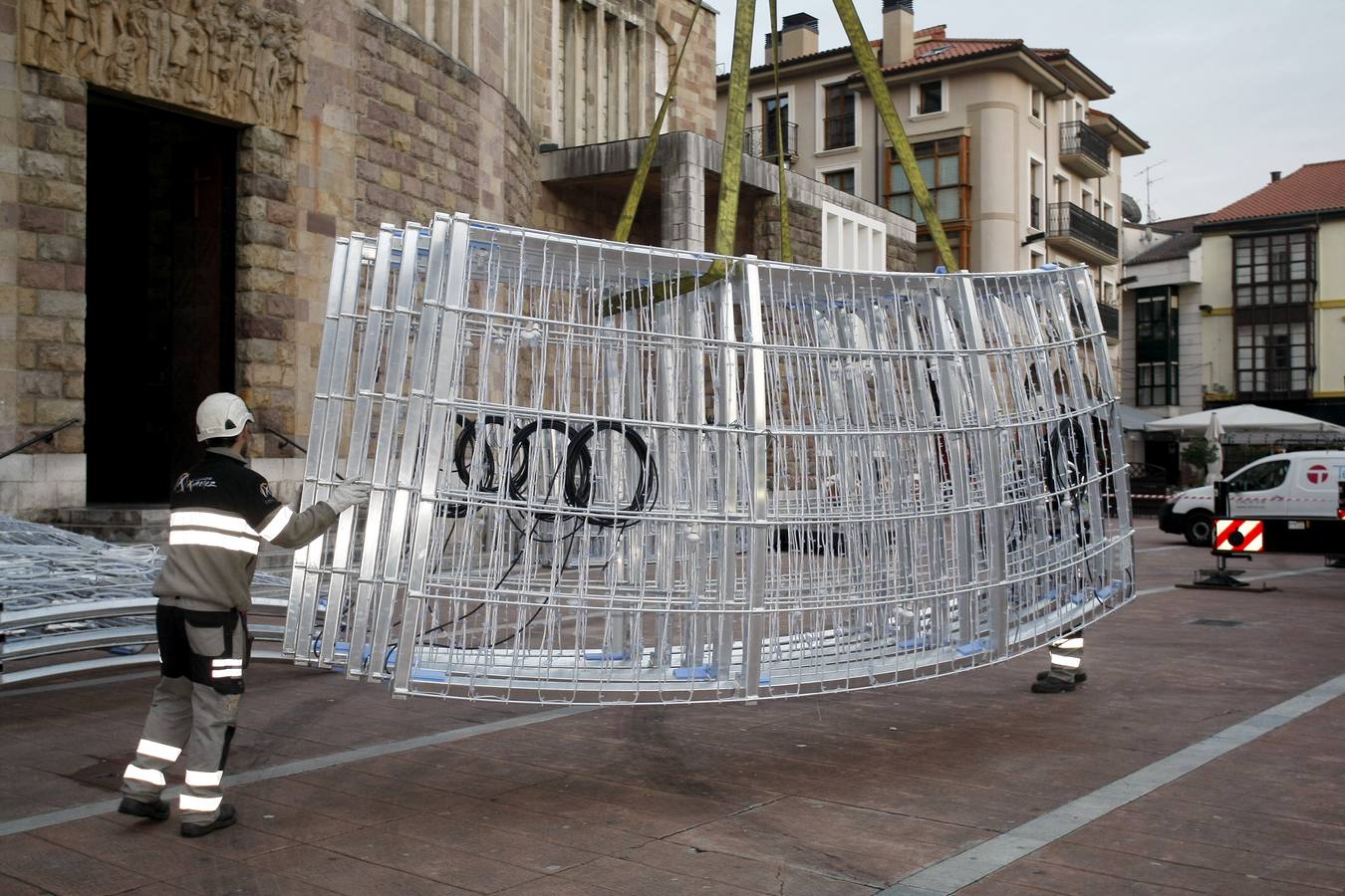 Un equipo de nueve personas comienza la instalación del polémico espectáculo navideñode luz y de sonido 