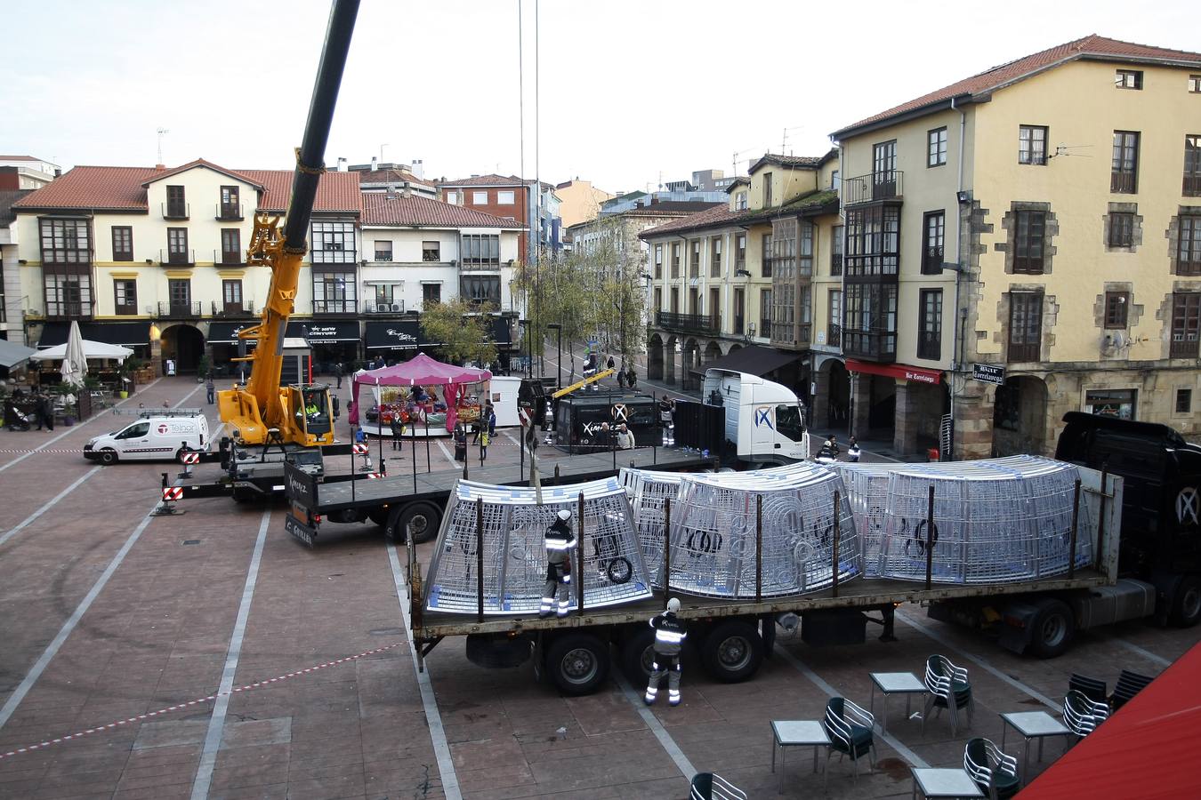 Un equipo de nueve personas comienza la instalación del polémico espectáculo navideñode luz y de sonido 