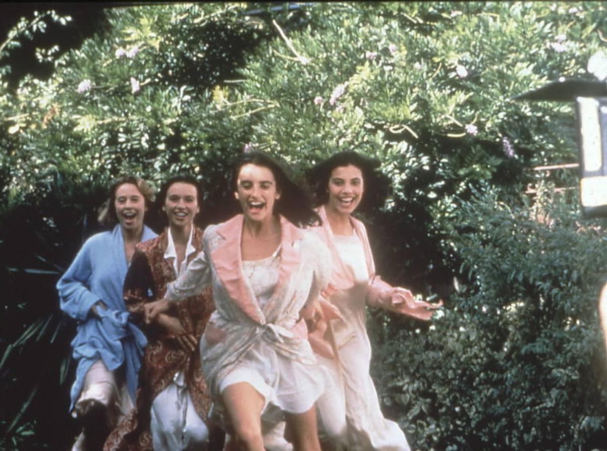 Ariadna Gil, Miriam Díaz Aroca, Penélope Cruz y Maribel Verdú en un fotograma de 'Belle Époque' (1992)