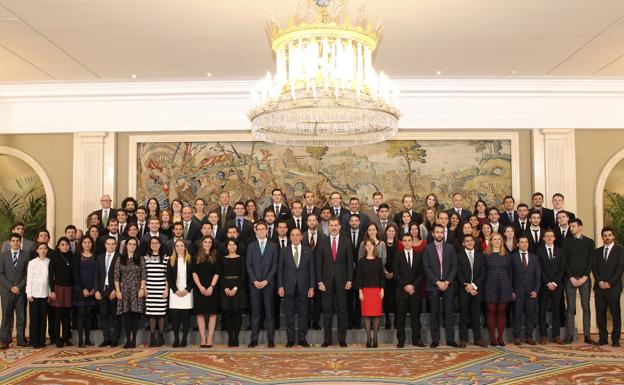 Felipe VI e Ignacio Galán, presidente de Iberdrola. posan en Zarzuela junto a los becados.