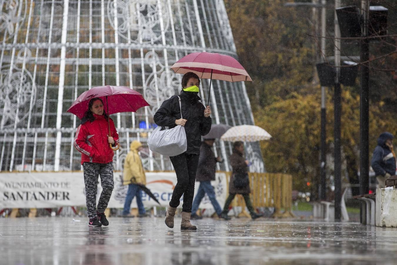 Santander continúa, este martes, a la cabeza de las ciudades españolas donde más ha llovido en lo que va de jornada, al sumar hasta las cuatro y media de la tarde 43.2 mm de precipitación acumulada.