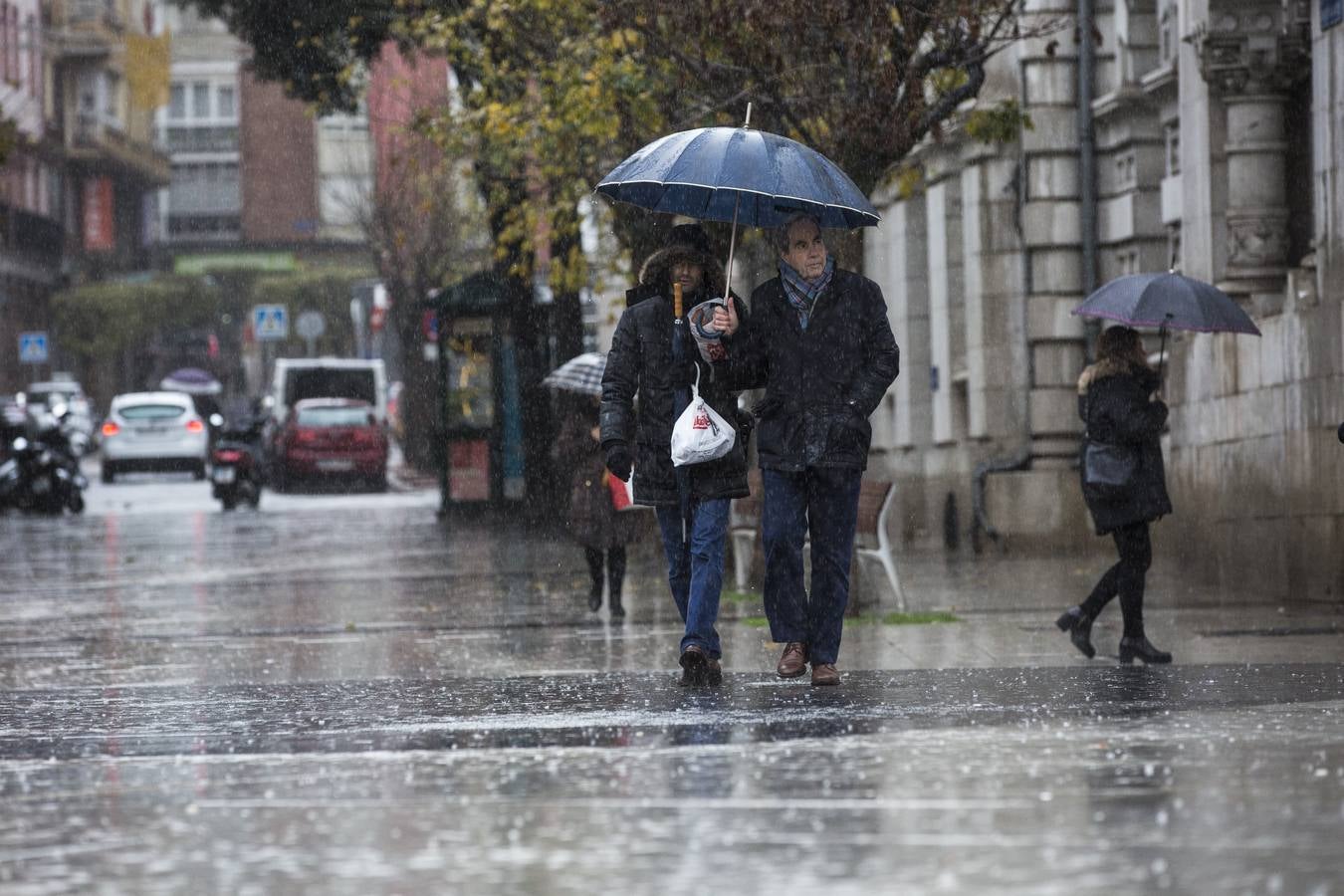 Santander continúa, este martes, a la cabeza de las ciudades españolas donde más ha llovido en lo que va de jornada, al sumar hasta las cuatro y media de la tarde 43.2 mm de precipitación acumulada.