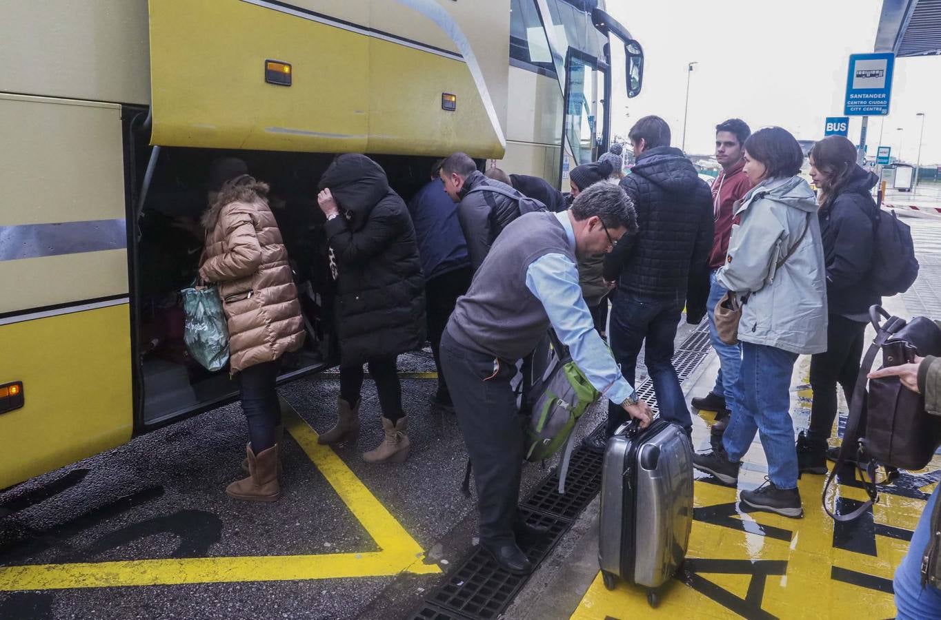 La tensa espera de los pasajeros afectados por la odisea del vuelo Santander-Varsovia