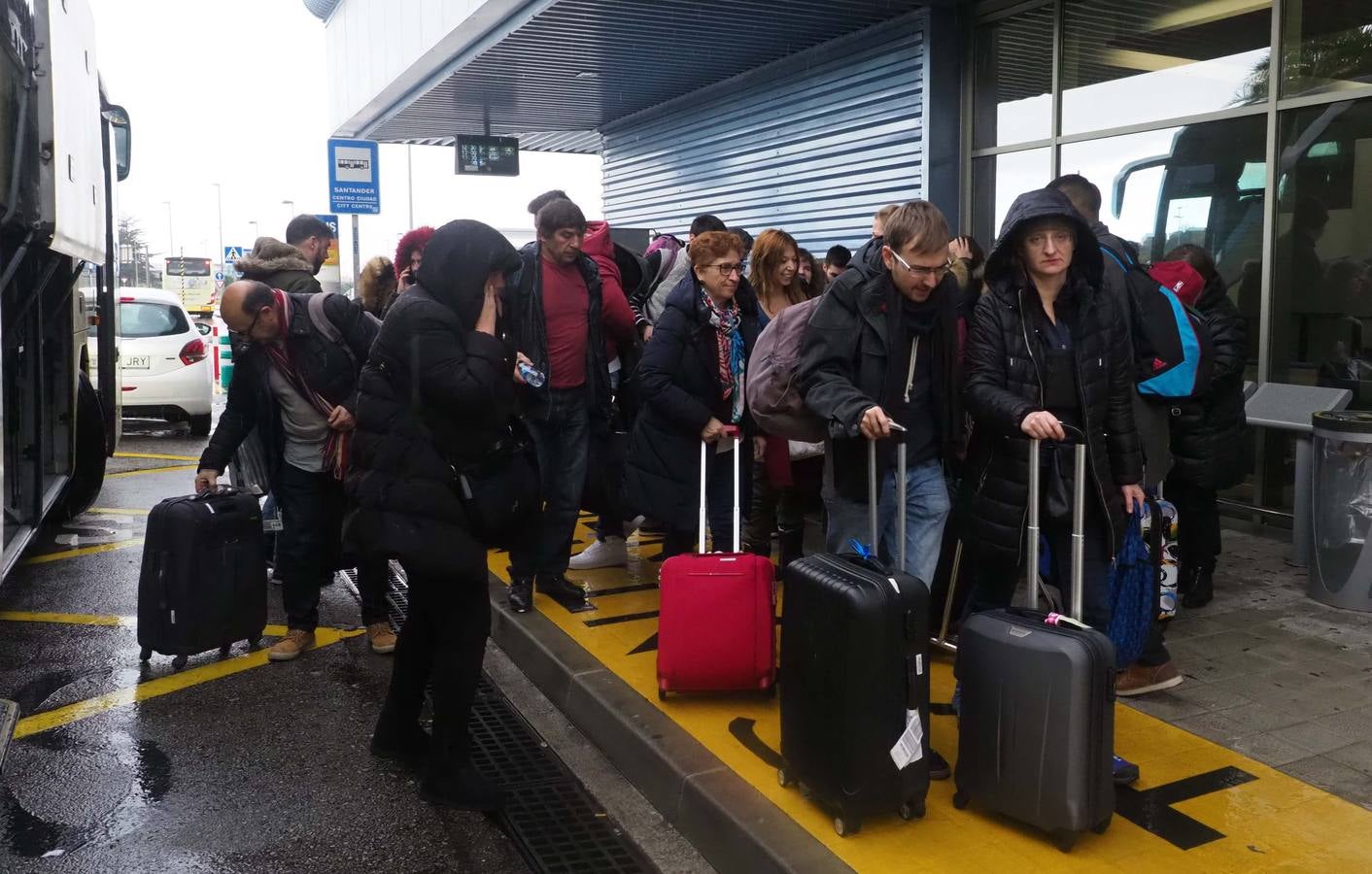 La tensa espera de los pasajeros afectados por la odisea del vuelo Santander-Varsovia