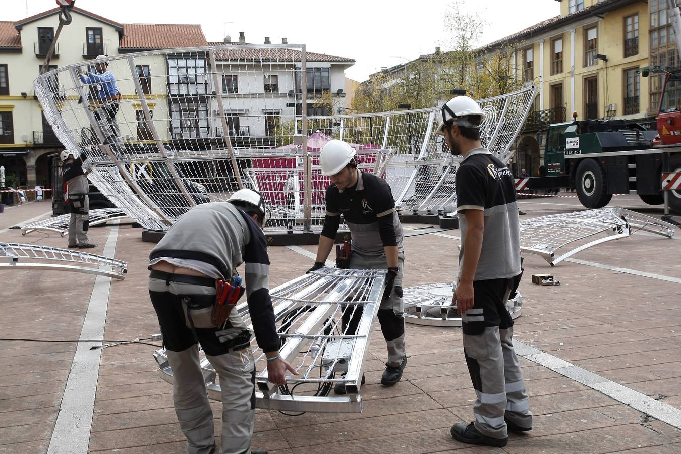 Un equipo de nueve personas se encarga de la instalación del polémico espectáculo navideñode luz y de sonido 