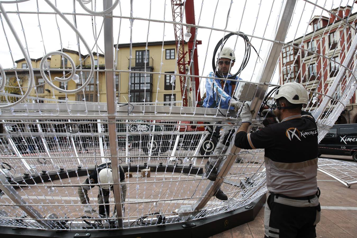 Un equipo de nueve personas se encarga de la instalación del polémico espectáculo navideñode luz y de sonido 