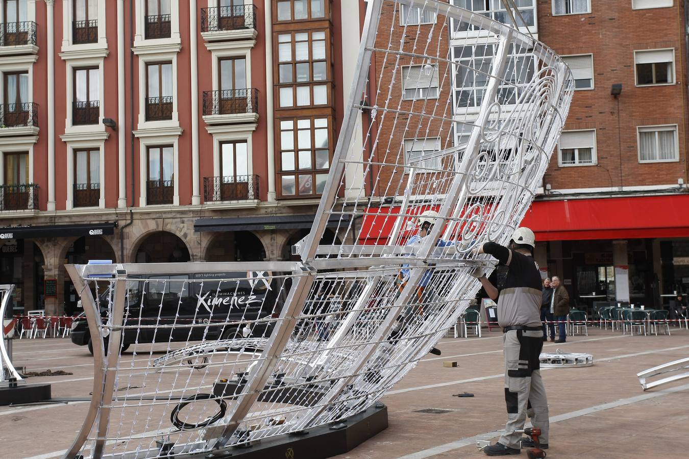 Un equipo de nueve personas se encarga de la instalación del polémico espectáculo navideñode luz y de sonido 