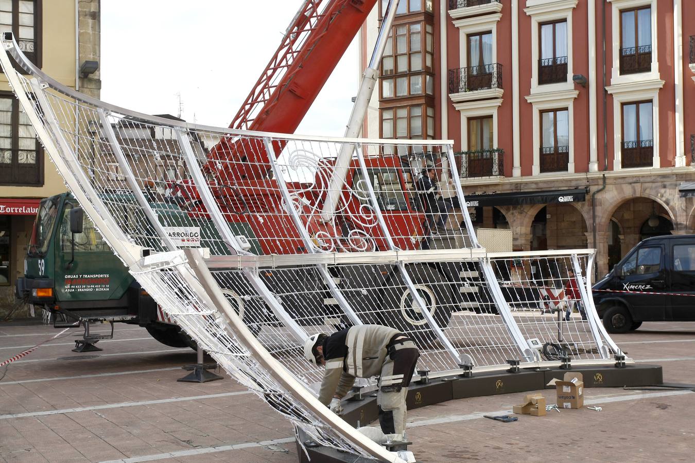 Un equipo de nueve personas se encarga de la instalación del polémico espectáculo navideñode luz y de sonido 