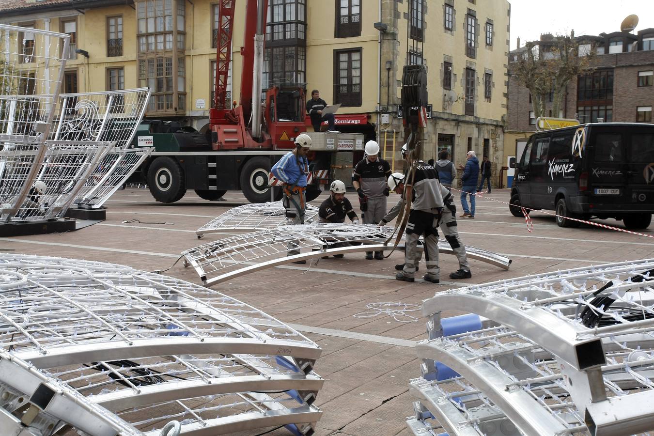 Un equipo de nueve personas se encarga de la instalación del polémico espectáculo navideñode luz y de sonido 