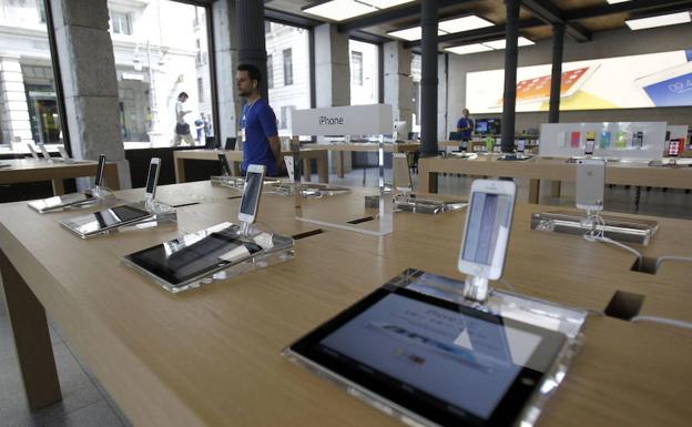 Interior de la tienda Apple de la Puerta del Sol de Madrid.