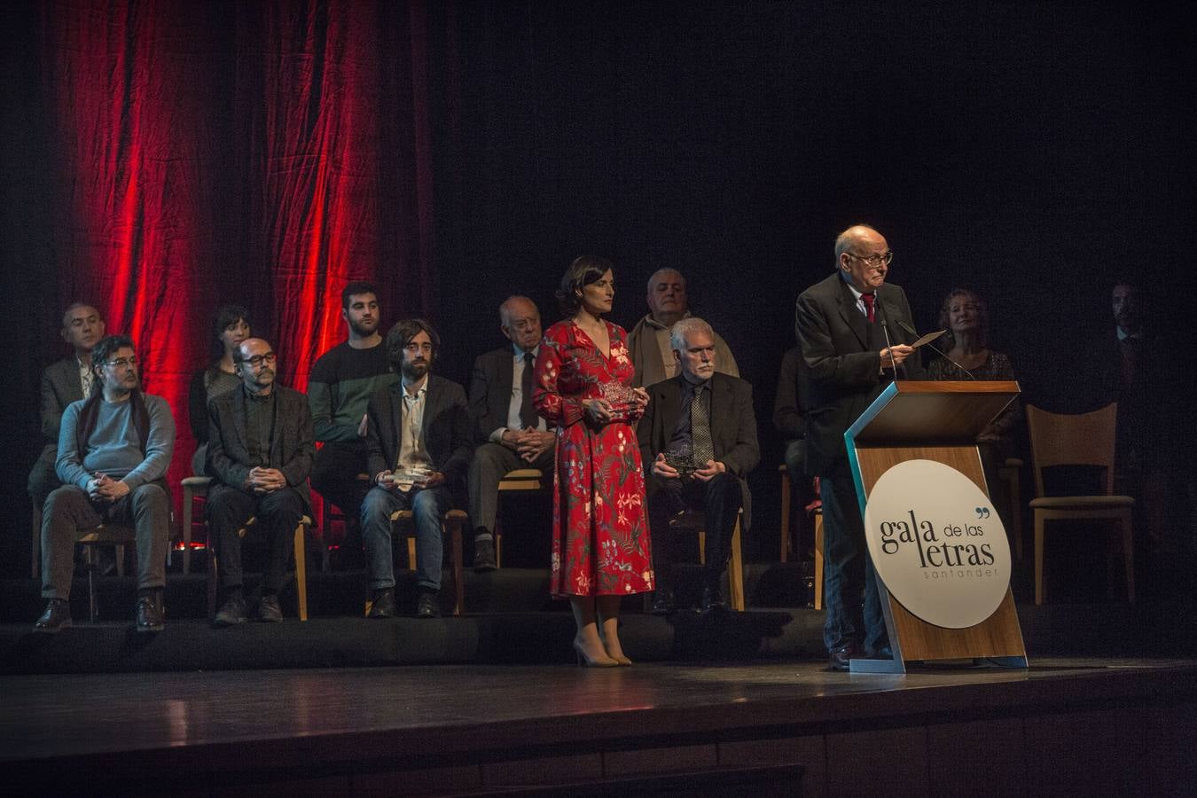 Santander ha reconocido este miércoles, en la III Gala de las Letras, al escritor Juan Gómez Bárcena y al cineasta Mario Camus, que han recibido el Premio de las Letras Ciudad de Santander y el Premio Honorífico, respectivamente.