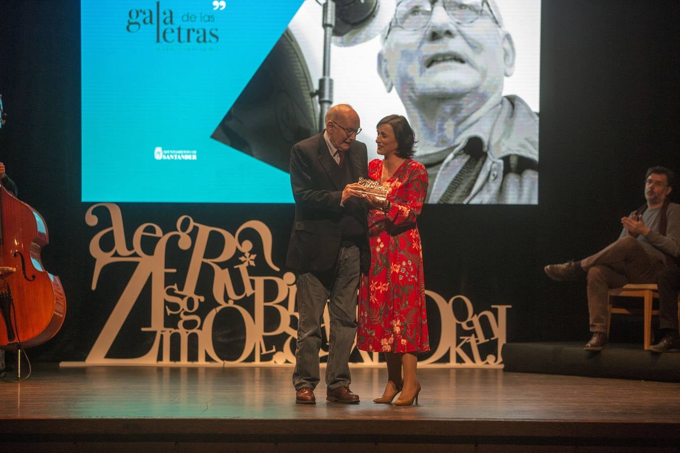 Santander ha reconocido este miércoles, en la III Gala de las Letras, al escritor Juan Gómez Bárcena y al cineasta Mario Camus, que han recibido el Premio de las Letras Ciudad de Santander y el Premio Honorífico, respectivamente.