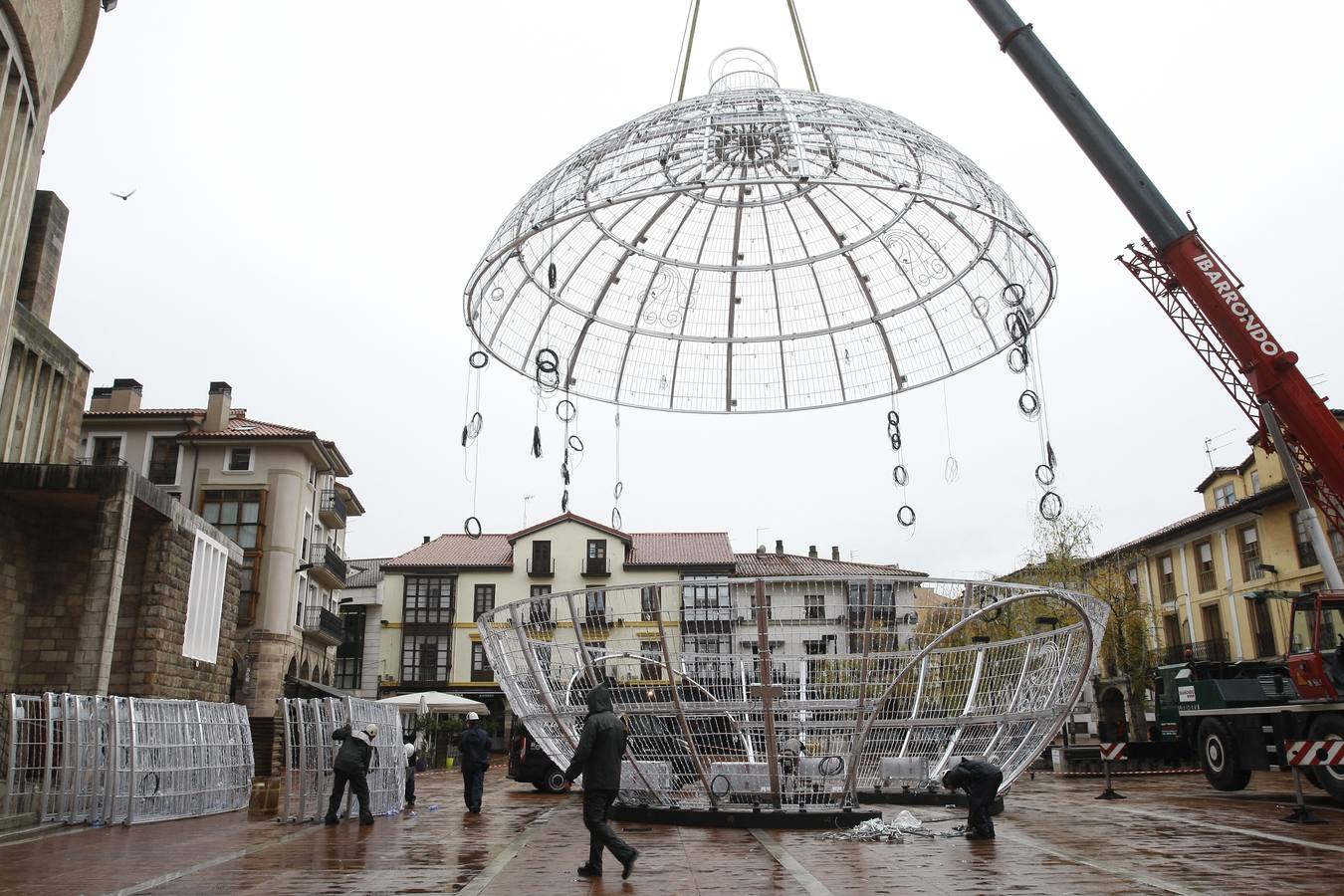 La instalación que ha levantado polémica en la capital del Besaya se encuentra en fase montaje