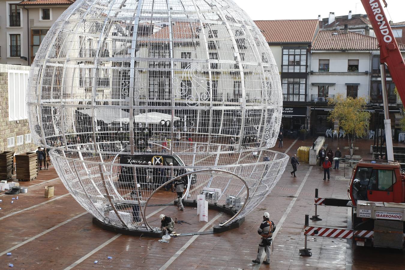 La instalación que ha levantado polémica en la capital del Besaya se encuentra en fase montaje