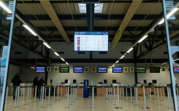 Vista de un mostrador de la aerolínea Ryanair en el aeropuerto de Schoenefeld. 