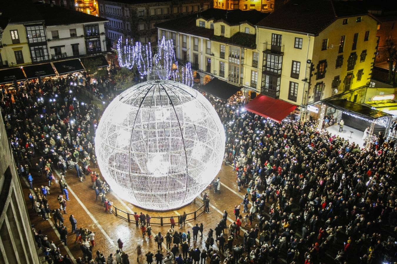 La bola ya ilumina Torrelavega