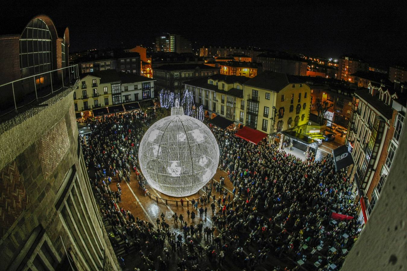 La bola ya ilumina Torrelavega