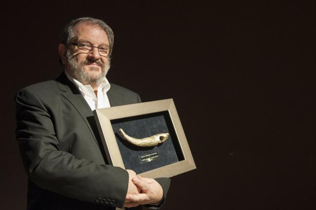 Federico Bernaldo de Quirós, ayer con el premio, una reproducción del bastón de mando de la cueva de El Castillo.