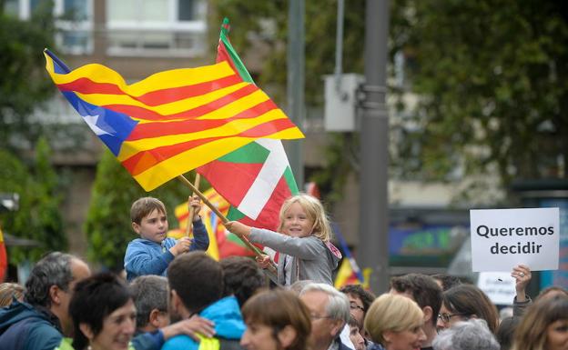 Dos niños hacen flamear la estelada y la ikurriña en una manifestación en Bilbao el pasado mes de septiembre.